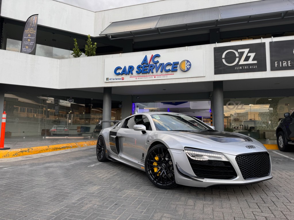 Audi R8 estacionado al frente del taller A/C Car Service en Costa Rica.