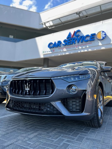 Maserati en la entrada de A/C Car Service en Costa Rica.