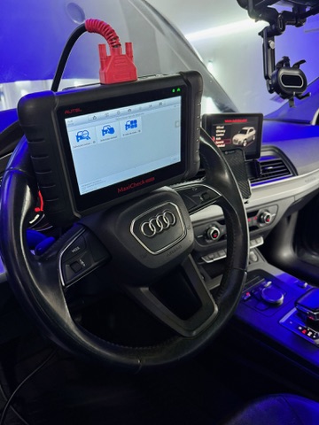 Diagnóstico con scanner Autel en Audi dentro del taller A/C Car Service.