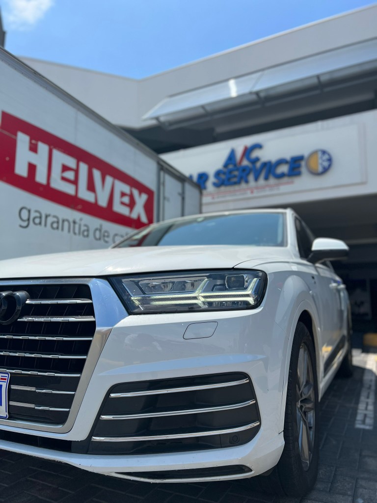 Audi en servicio de flotilla frente a A/C Car Service en Costa Rica.
